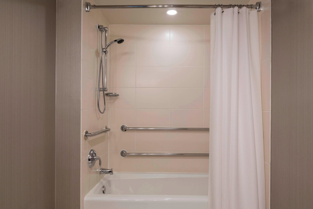Room, 2 Double Beds (Mobility/Hearing Accessible, Tub) - Photo 5