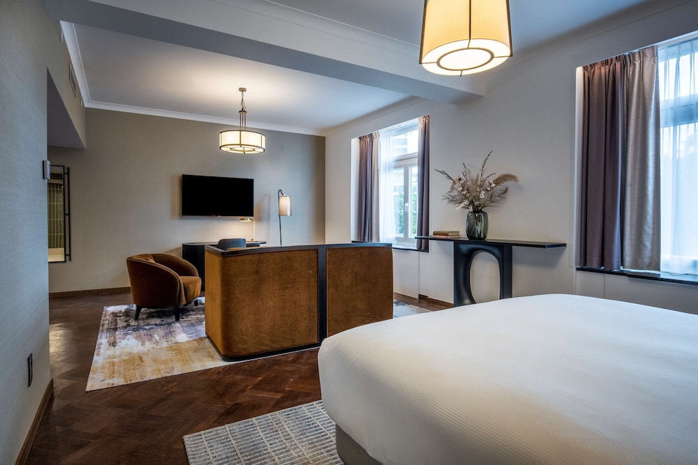 Junior Suite, 1 King Bed thumbnail 5