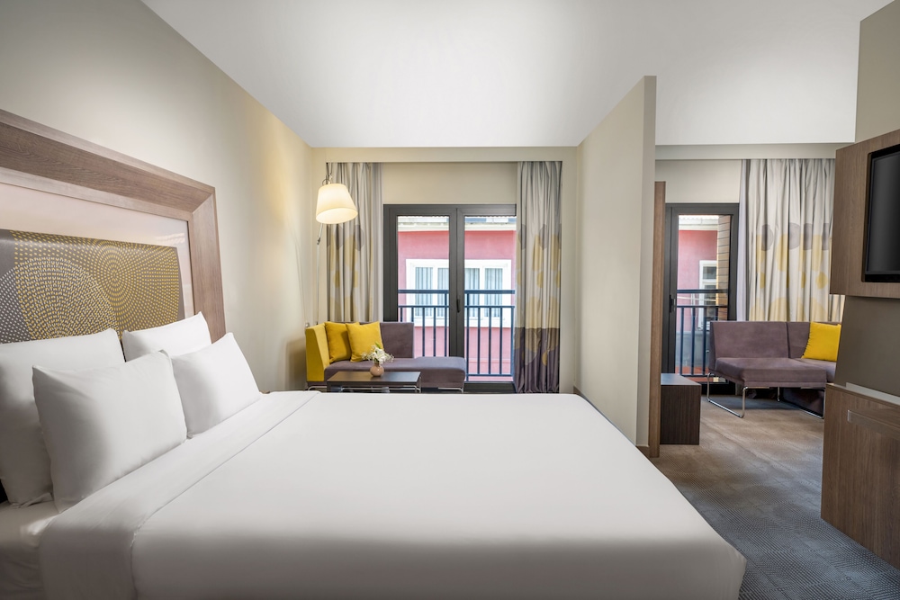 Junior Suite, 1 Queen Bed with Sofa bed thumbnail 6