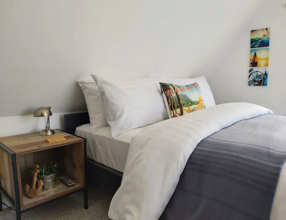 Deluxe Suite, Ensuite, Partial Sea View photo 2