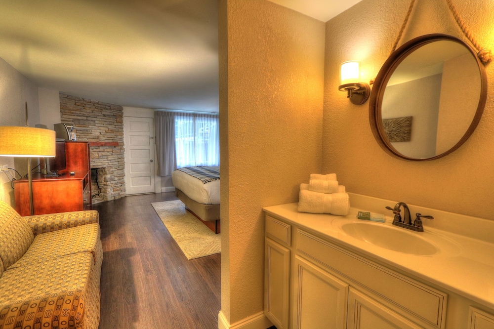 Deluxe Room, 1 King Bed with Sofa bed, Fireplace (Private Balcony) photo 3