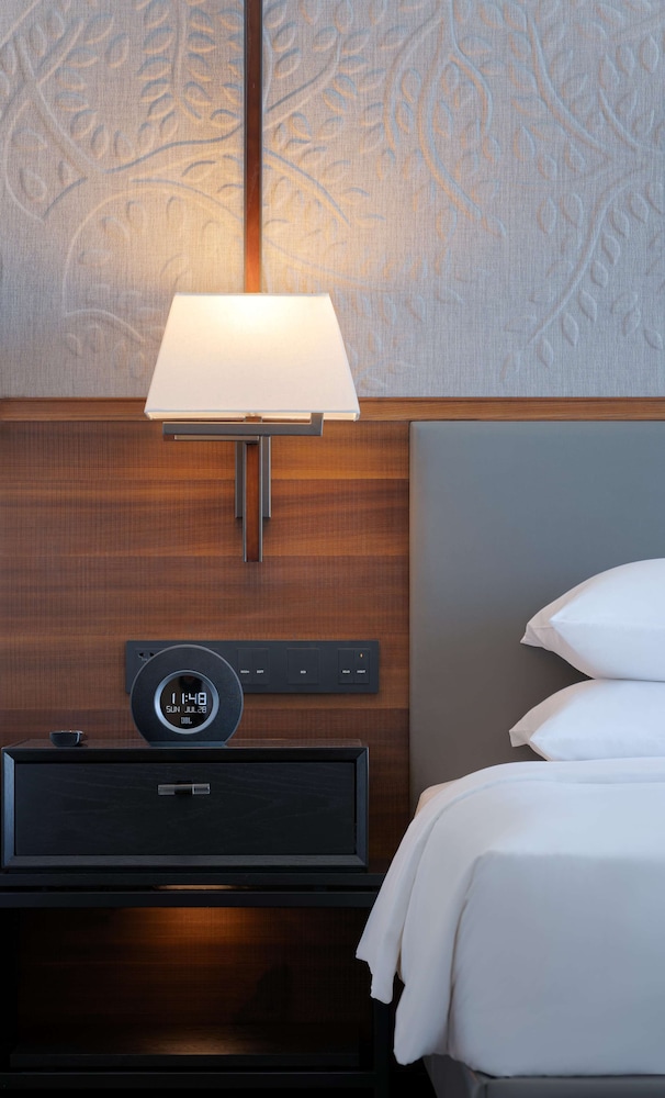 Club Room, 1 King Bed (Deluxe) - Photo 5