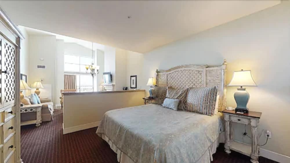 Deluxe Suite, 1 King Bed - Photo 1