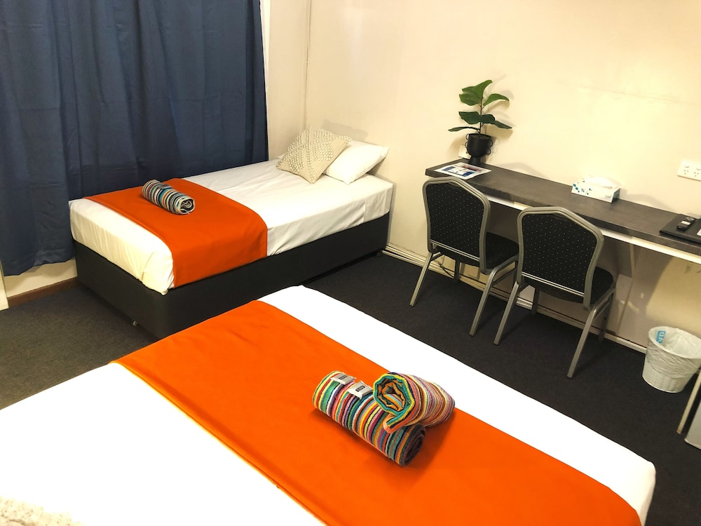 Twin Share Room (1 Queen And 1 Single) photo 2