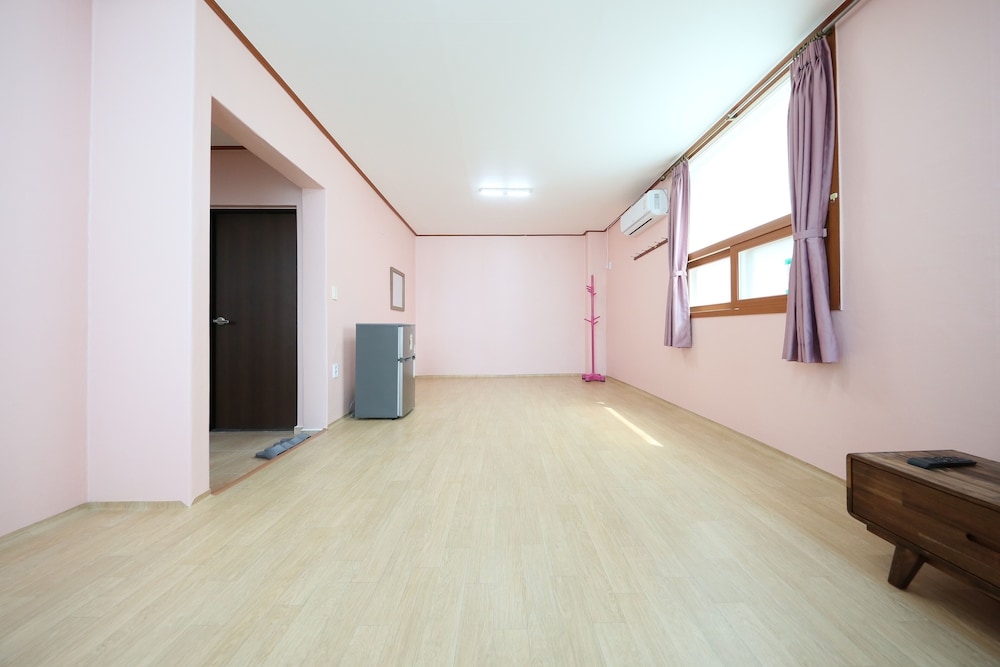 Room (301) photo 1