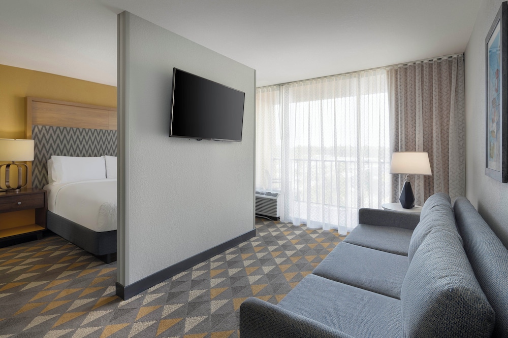 Suite, 1 Queen Bed with Sofa bed thumbnail 6