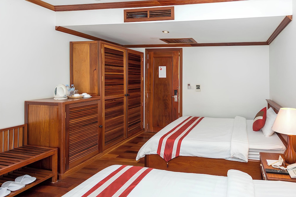 Deluxe Twin Room with Balcony - Photo 8