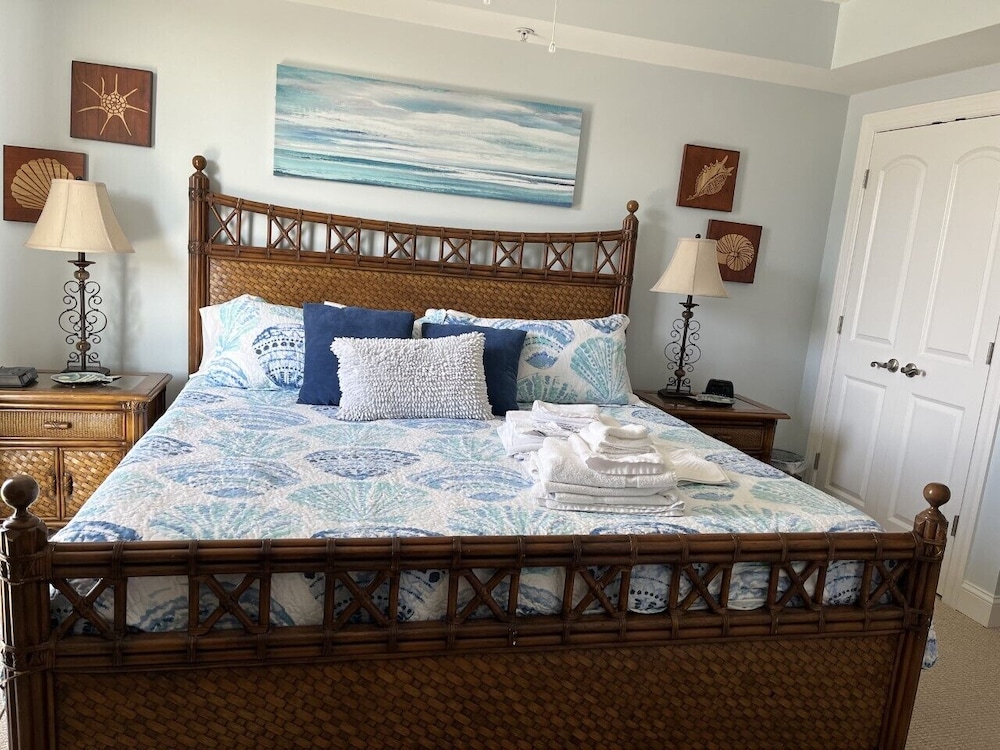 Deluxe Condo, 2 Bedrooms, City View