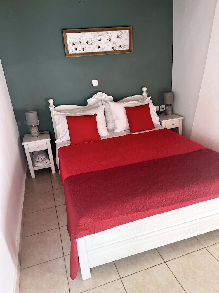 Traditional Suite, 1 Bedroom, Pool View, Garden Area (Erato)