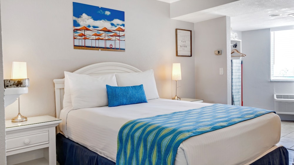 Standard Condo, Multiple Beds, Kitchenette, Pool View photo 2
