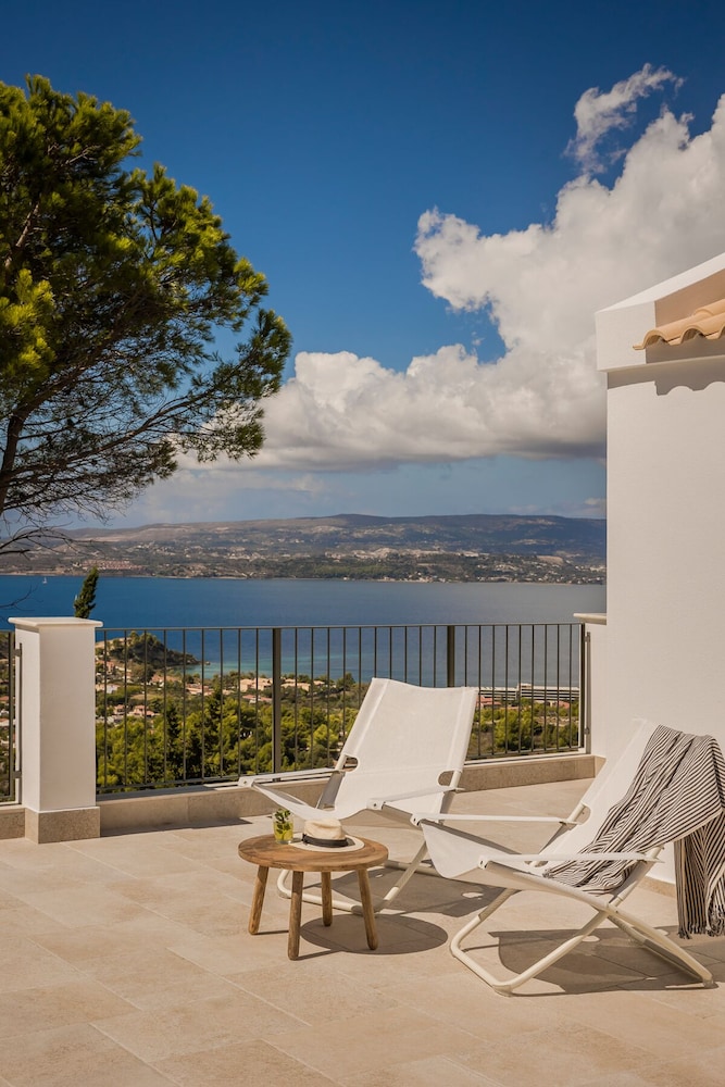 Panoramic Two-Bedroom Residence with Sea View photo 3