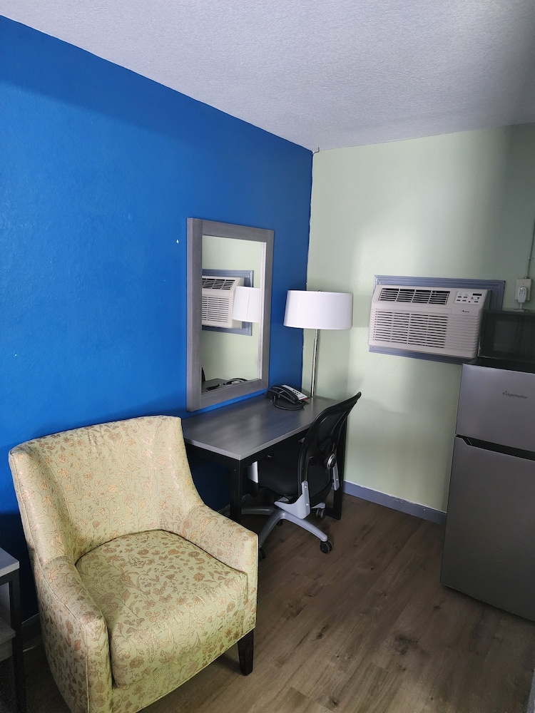 Single Room, 1 King Bed, Non Smoking photo 2