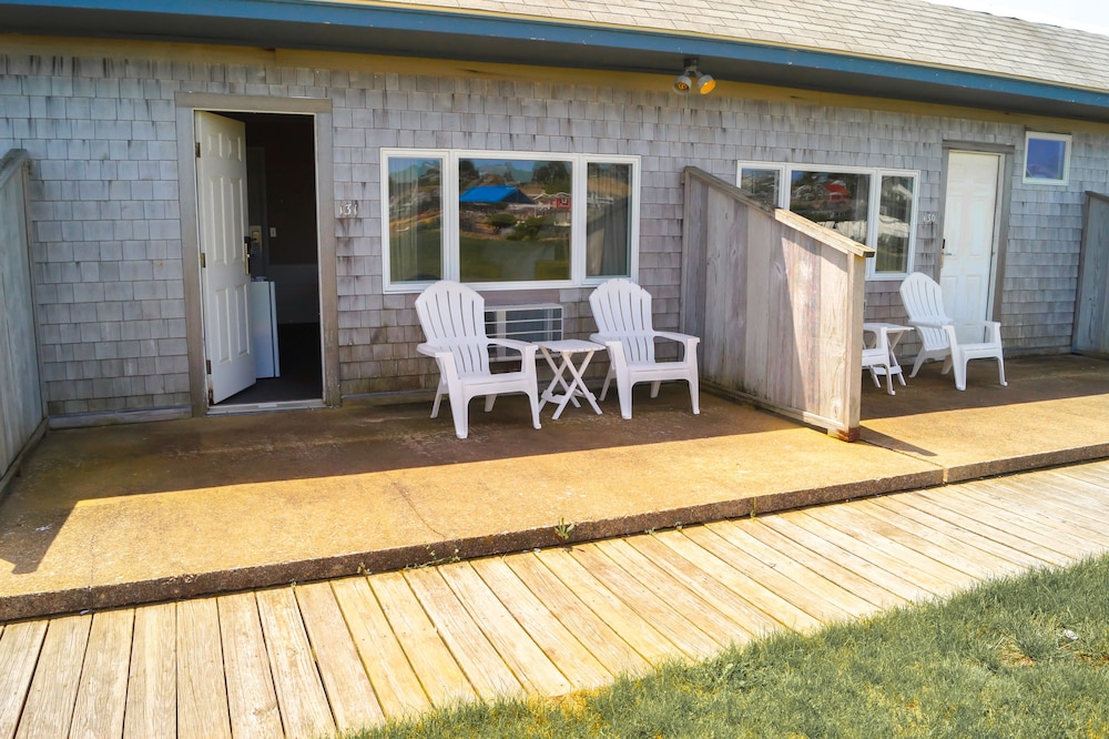 Deluxe Room, 1 King Bed, Patio, Harbor View photo 2