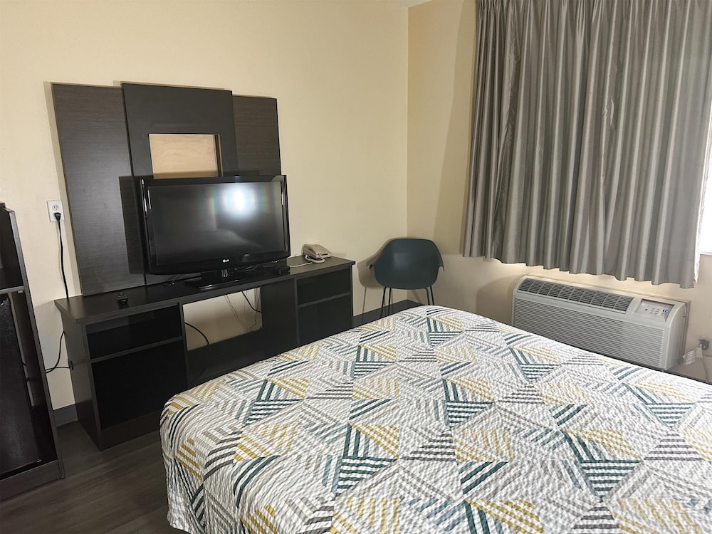 Deluxe Suite, 1 King Bed, Non Smoking, Refrigerator & Microwave - Photo 1