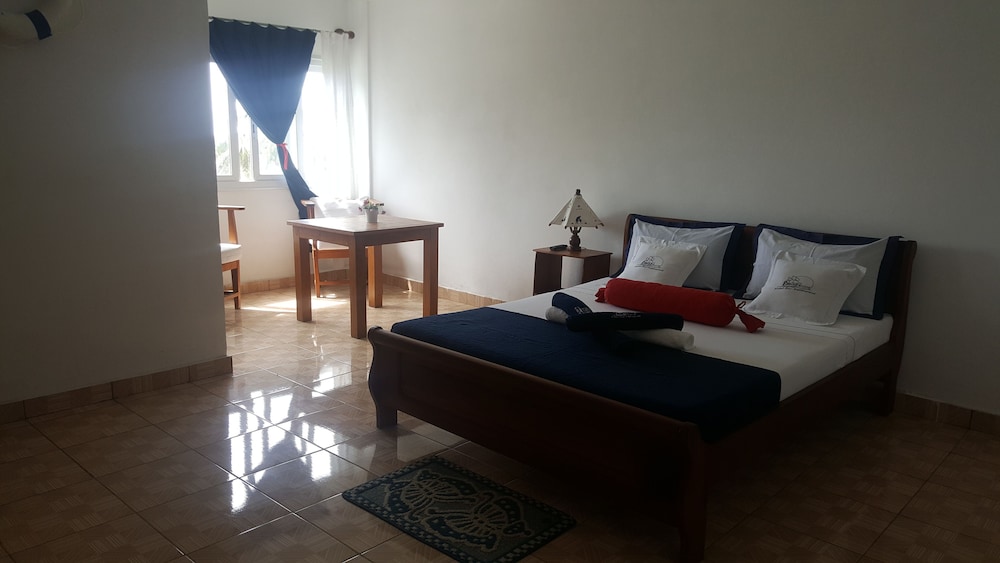Basic Double Room, 1 Queen Bed, Sea View photo 2