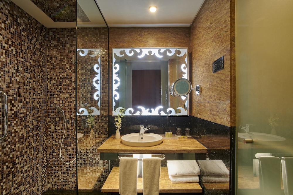 Club Room, 1 King Bed, Accessible, Smoking (Club Lounge Access) thumbnail 5