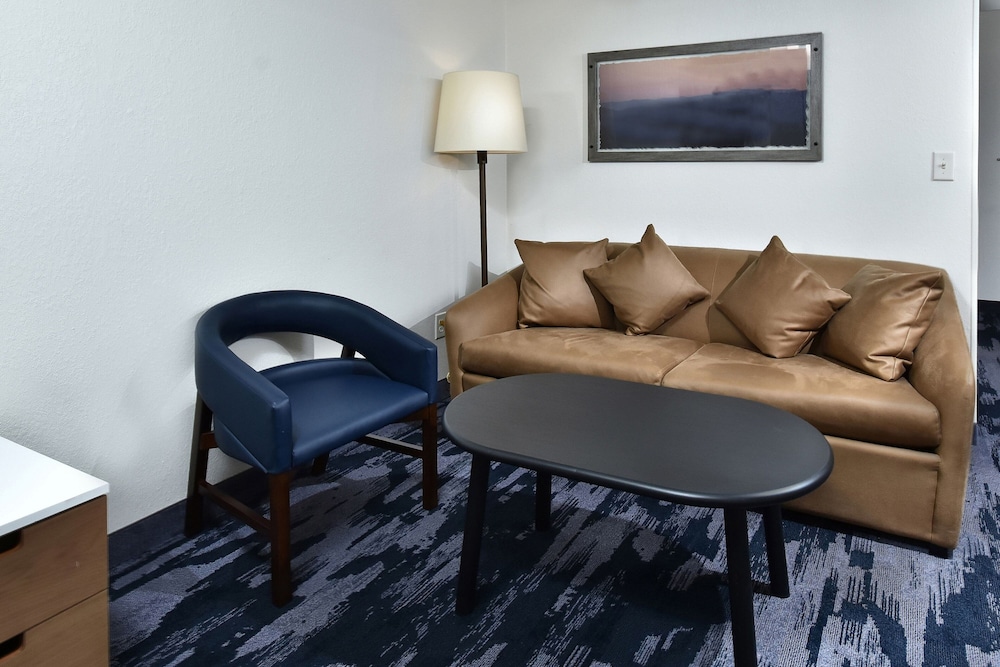 Studio, 1 King Bed (Mobility/Hearing Accessible, Tub) - Photo 1