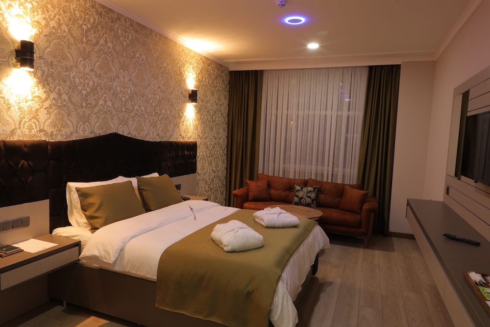 Family Room, 1 King Bed with Sofa bed, City View