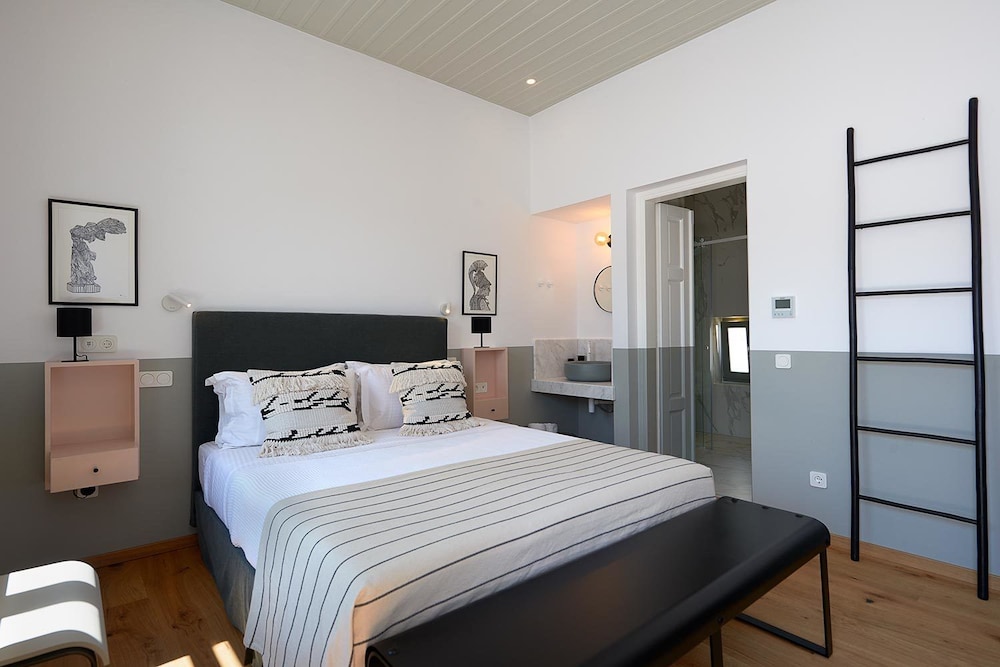 City Suite, 1 King Bed, Balcony, City View