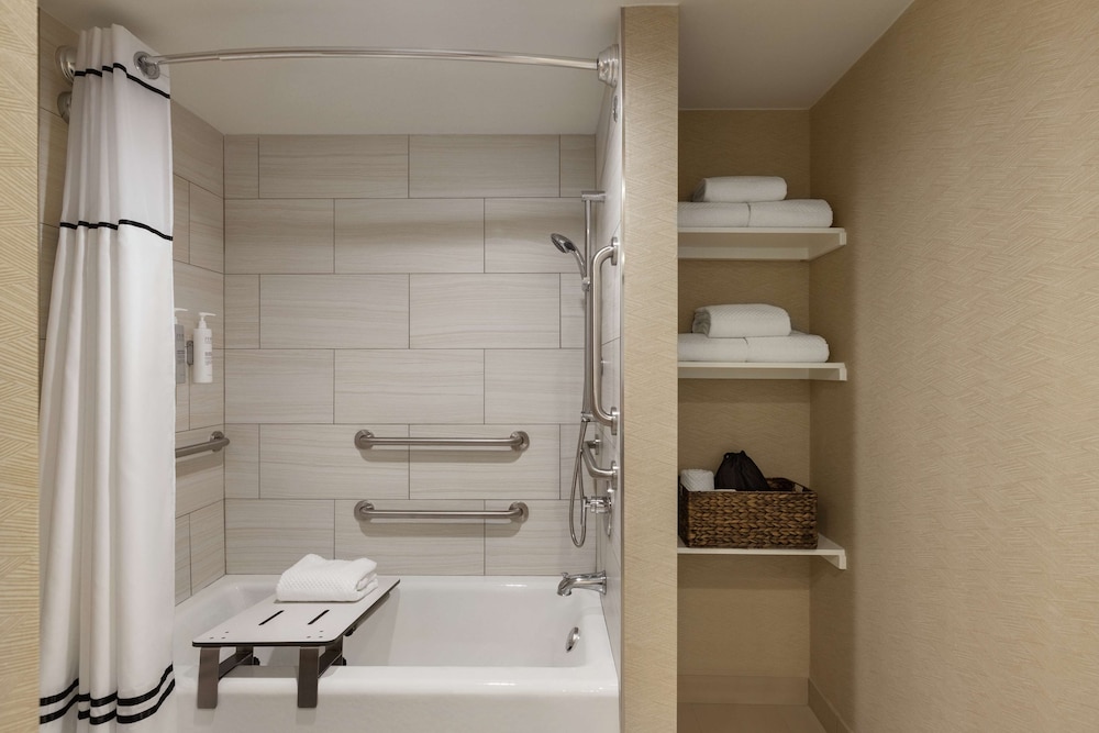 Suite, 1 King Bed, Sunset View, Accessible Bathtub - Photo 4