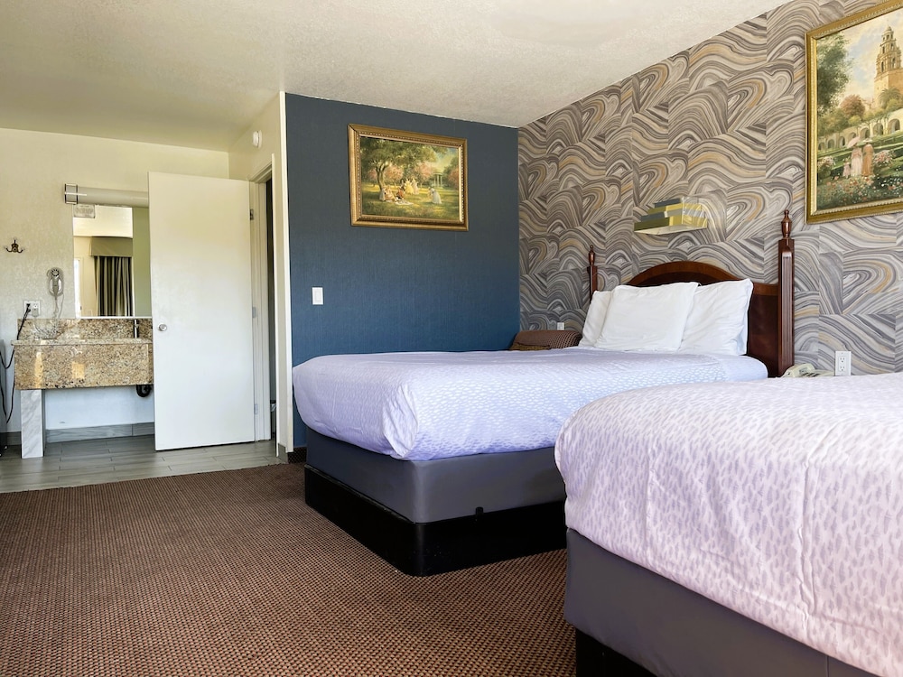 Room, 2 Double Beds, Non Smoking - Photo 7