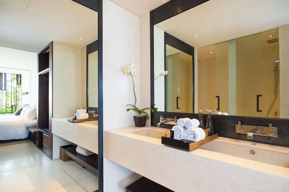 Deluxe Room, 1 King Bed, Pool Access photo 2
