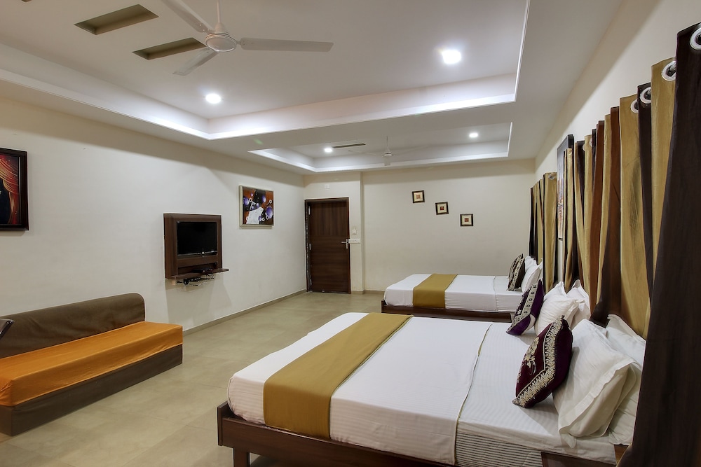 Basic Quadruple Room, 1 King Bed, Non Smoking, Mountain View photo 3