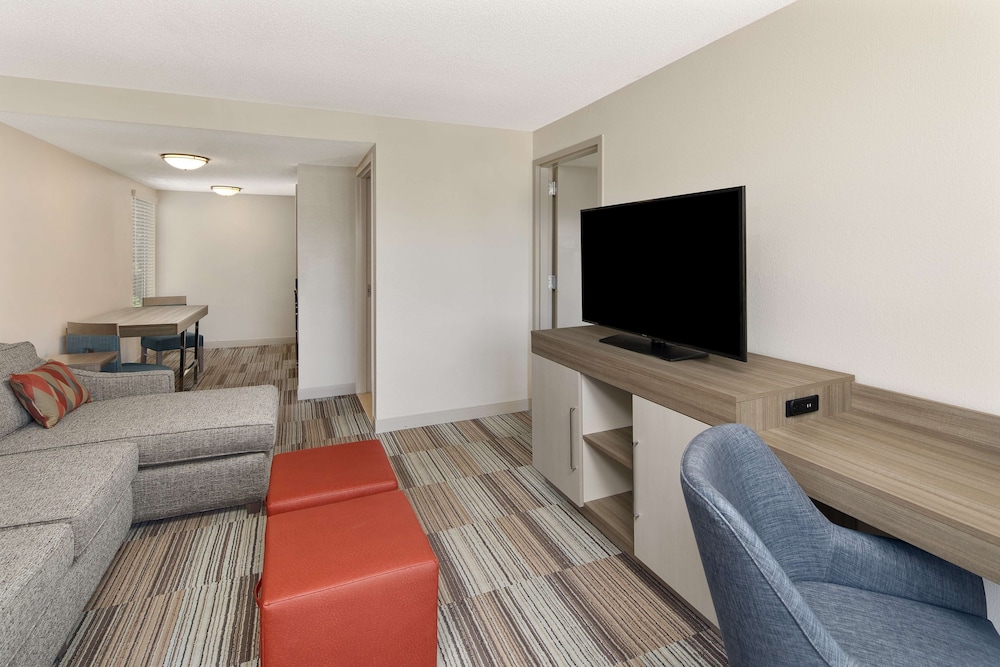 Suite, 1 King Bed, Non Smoking - Photo 4