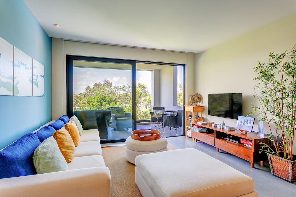 Classic Condo, 2 Bedrooms, Balcony, Golf View (Albatross)