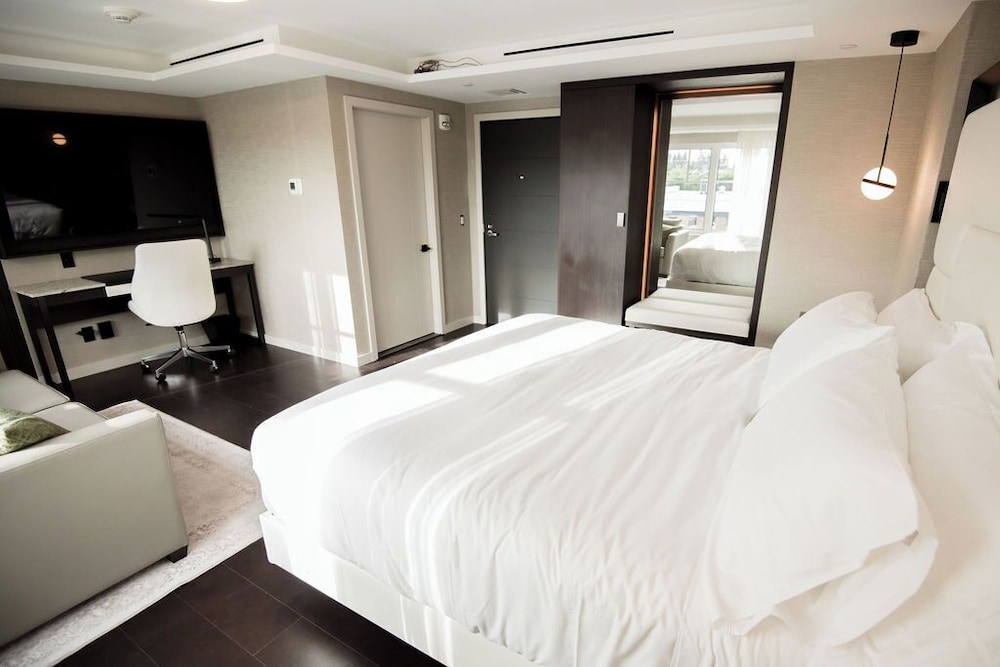 Signature Room, 1 King Bed with Sofa bed, Non Smoking photo 3