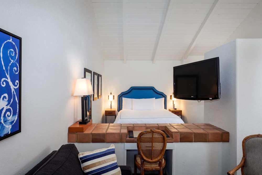 Luxury Suite, 1 King Bed, Mobility Accessible (Luxury) - Photo 2
