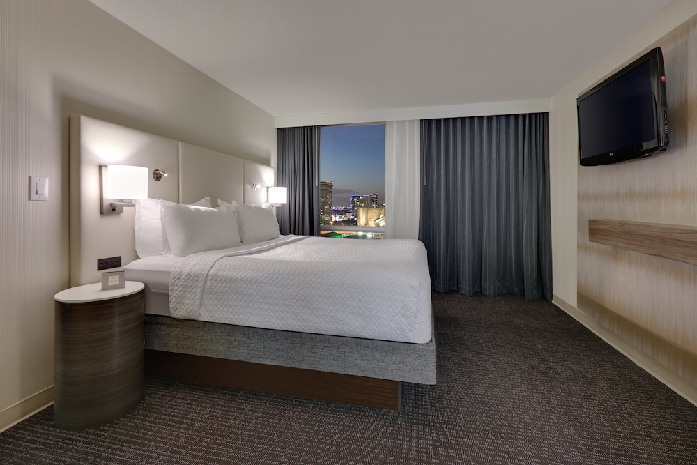 Premium Room, 1 King Bed, City View - Photo 1
