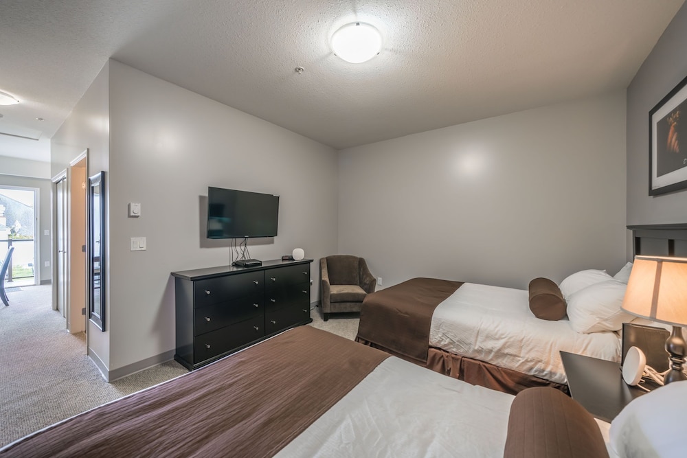 Deluxe Double Room, Multiple Beds, Refrigerator & Microwave photo 2