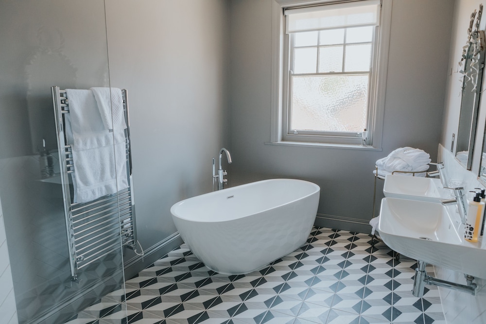 Small Double Room, Bathtub, photo 7