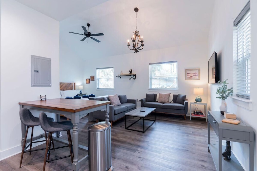 Studio, 1 King Bed, Kitchen, Garden View (Old Town Loft)