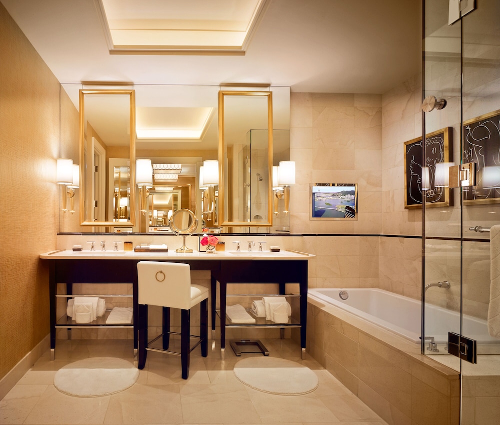 Encore Deluxe Suite photo 3