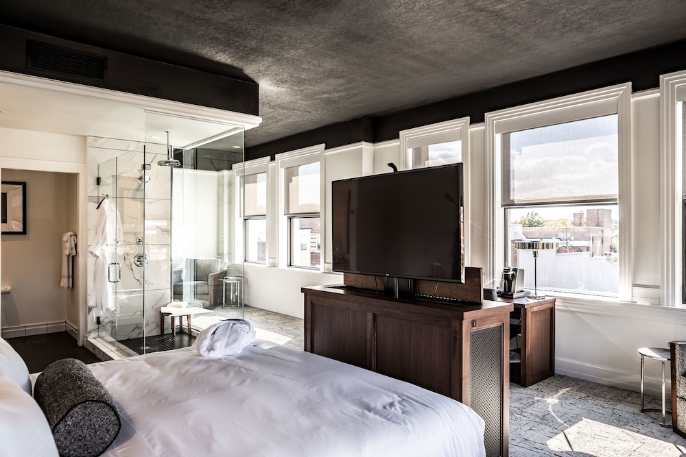 Signature Single Room, 1 King Bed photo 3