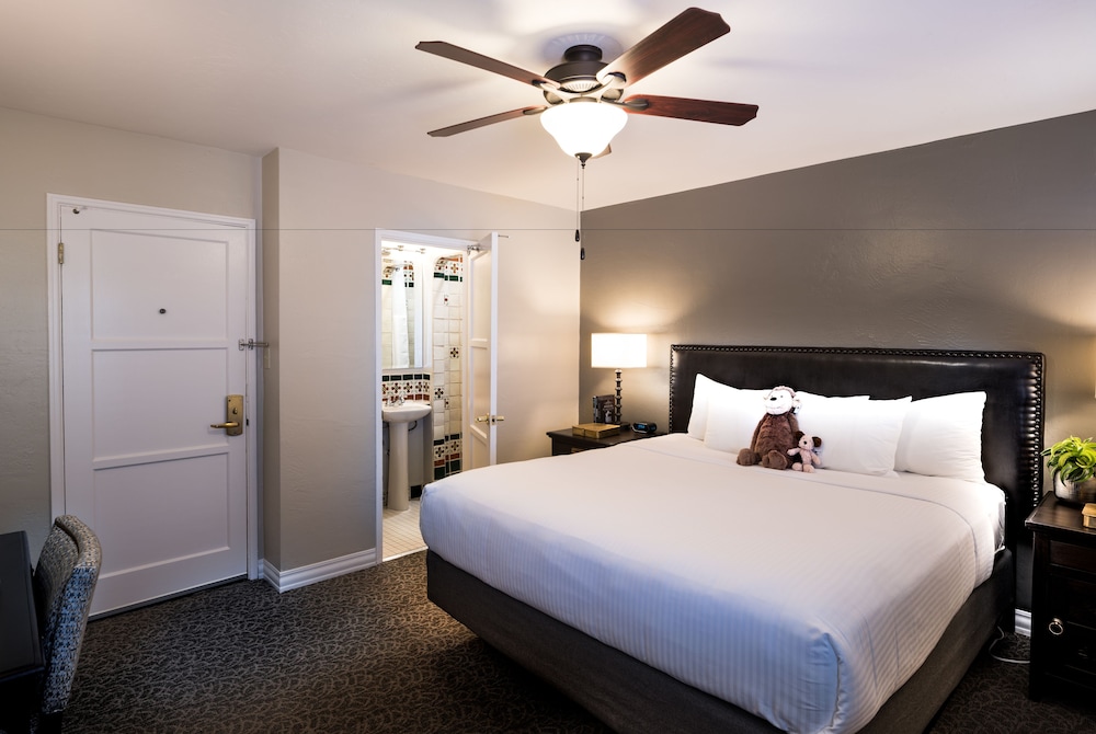 Standard Room, 1 King Bed