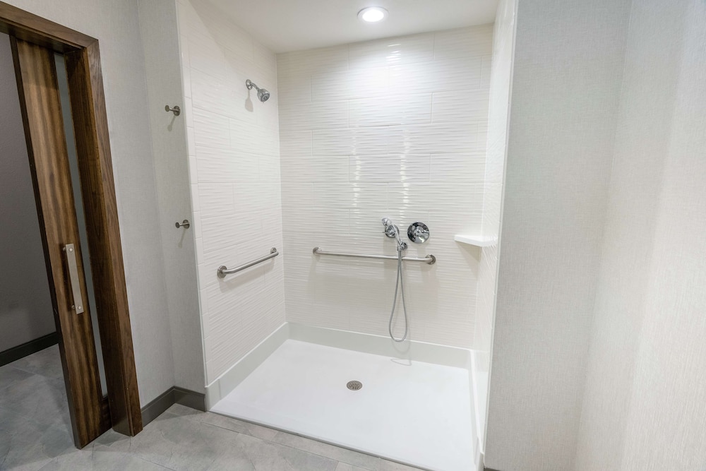 Room, 2 Queen Beds, Accessible (Roll-In Shower) - Photo 3