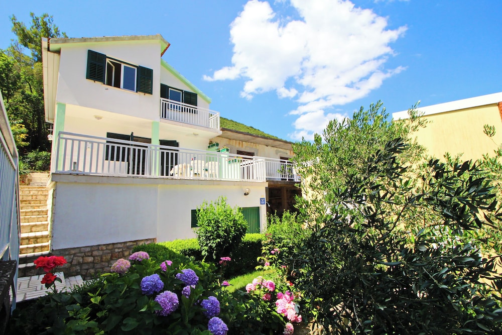 House (Three Bedroom Holiday Home with Terra)