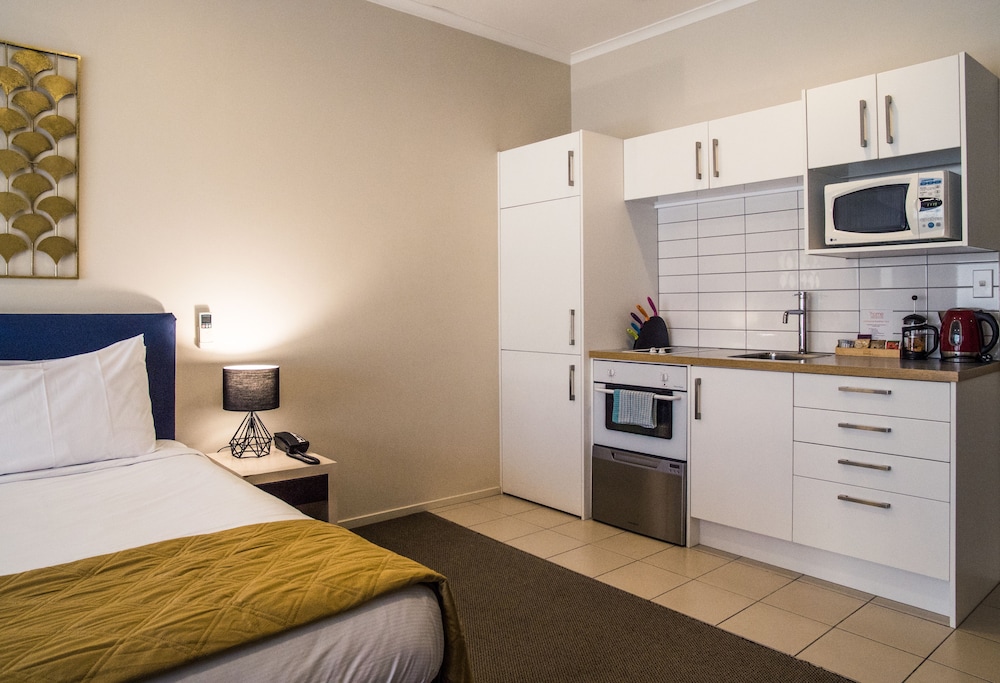 Family Studio Suite, Multiple Beds thumbnail 6