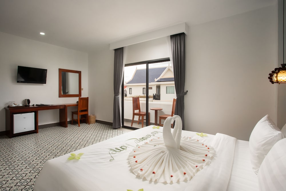 Deluxe Double Balcony Pool View - Free Airport Pick Up