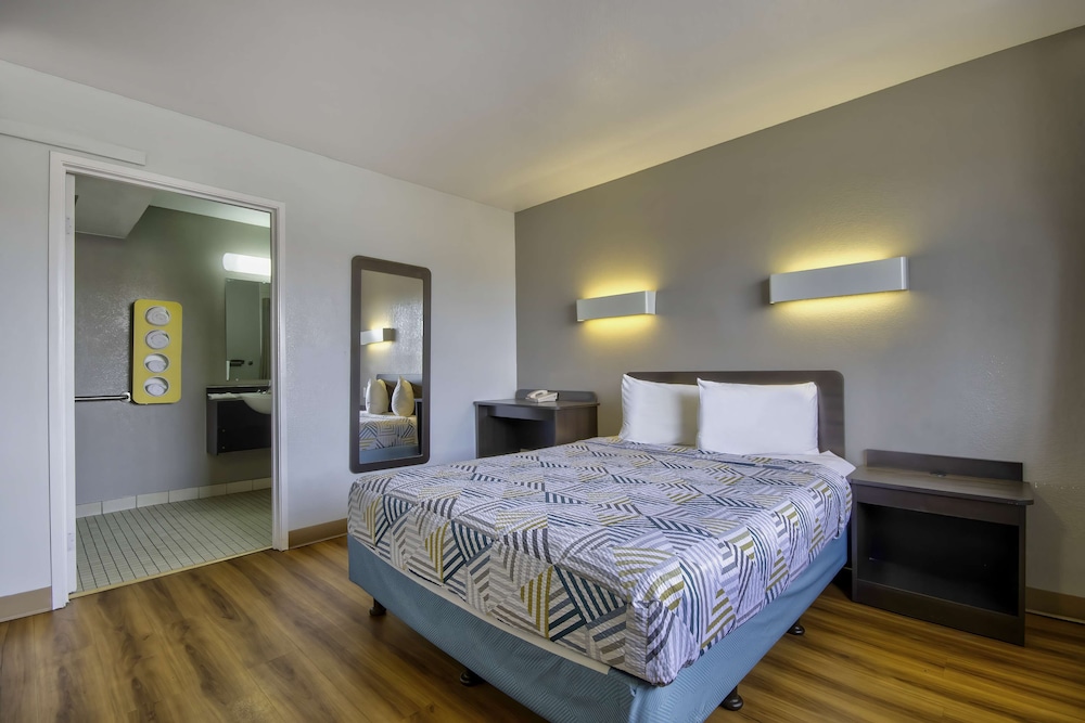 Standard Room, 1 Double Bed, Accessible, Non Smoking photo 2