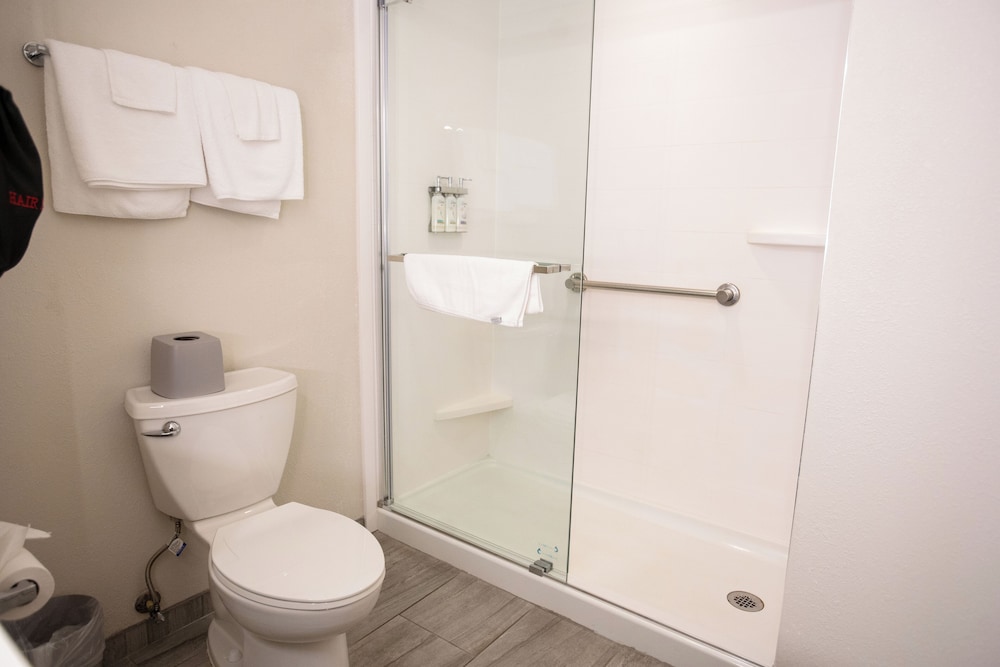 Standard Room, 2 Queen Beds (Walk-In Shower) - Photo 2