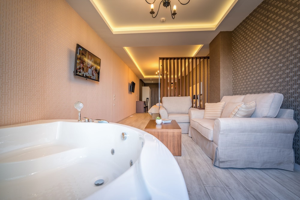 Deluxe Suite, Hot Tub, Partial Sea View