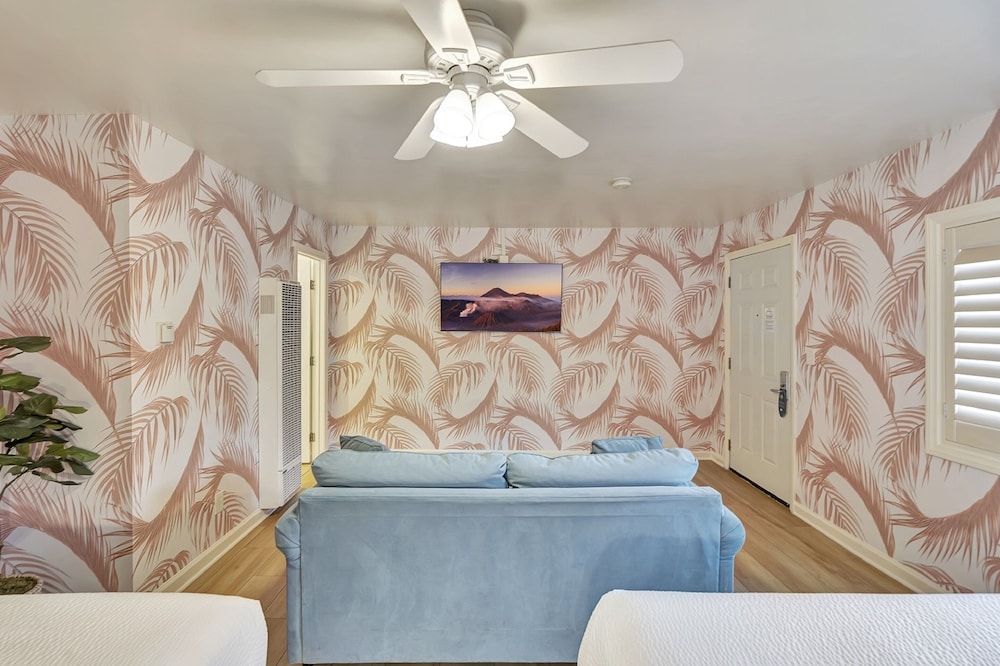 Family Room, Multiple Beds photo 3