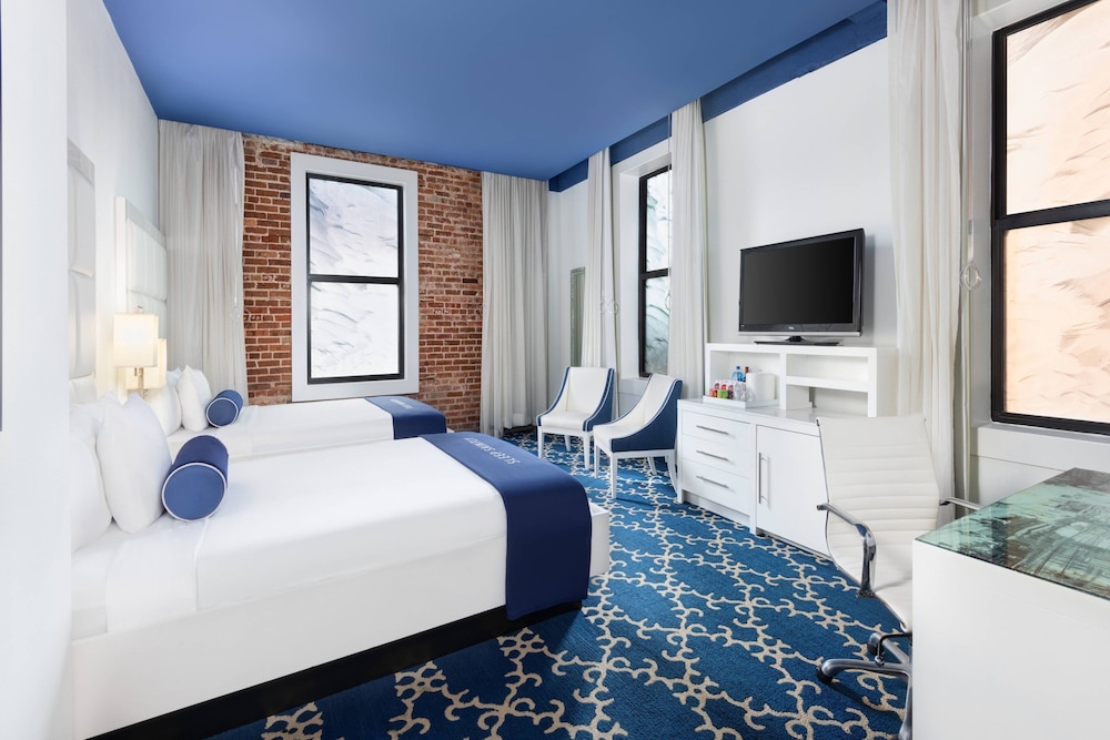 Room, 2 Queen Beds (Mobility Accessible, Roll-In Shower) - Photo 4