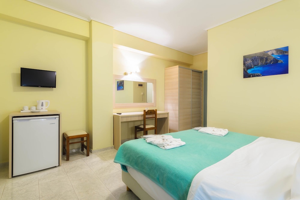 Basic Double Room, 1 Double Bed, Partial Sea View photo 2