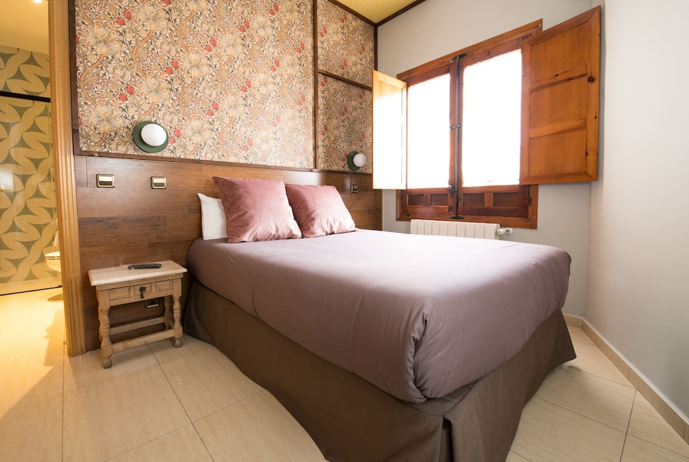 Single Room (for 1 or 2 people)