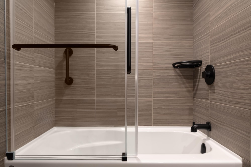 Room, 2 Queen Beds, Bathtub - Photo 1